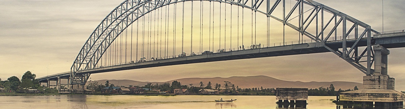 Jembatan Rumpiang Brücke in Borneo: Bogenkonstruktion, Gittertragwerk der Fahrbahn und seitliche Schutzbeplankung feuerverzinkt ausgeführt.